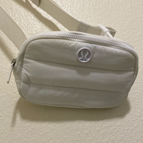 lululemon athletica Handbags - Lululemon White Wunder Puff 1L Fanny Pack Belt Bag Adjustable Strap